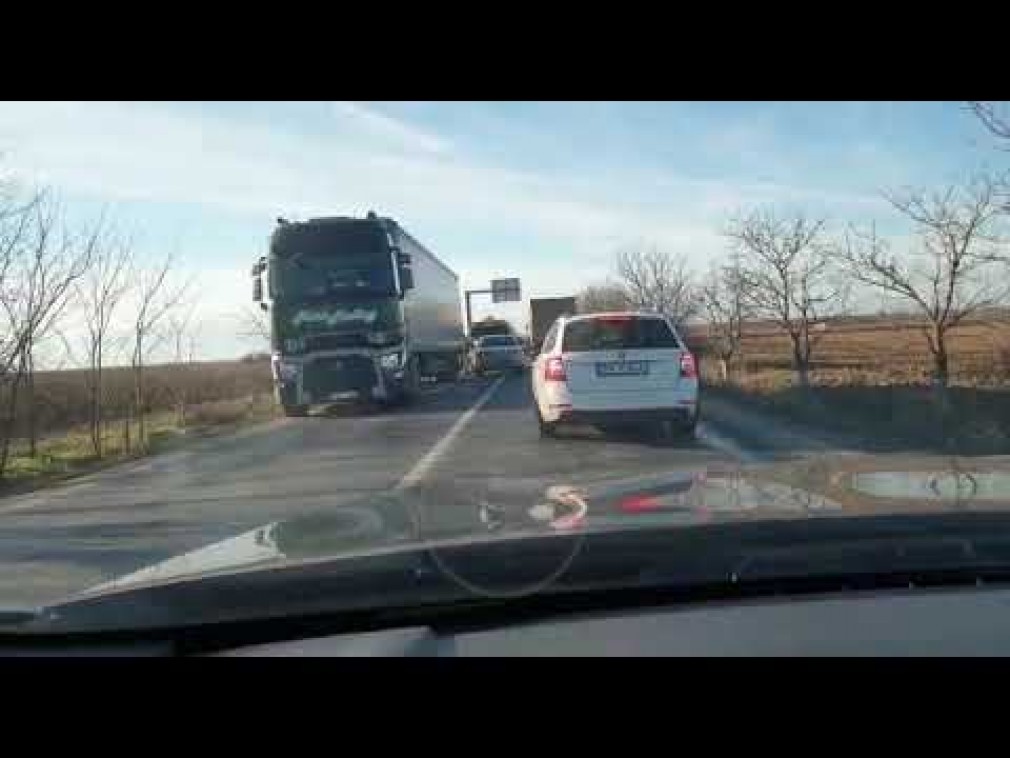 VIDEO. Încălcarea liniei continue - un camion și un autoturism s-au lovit