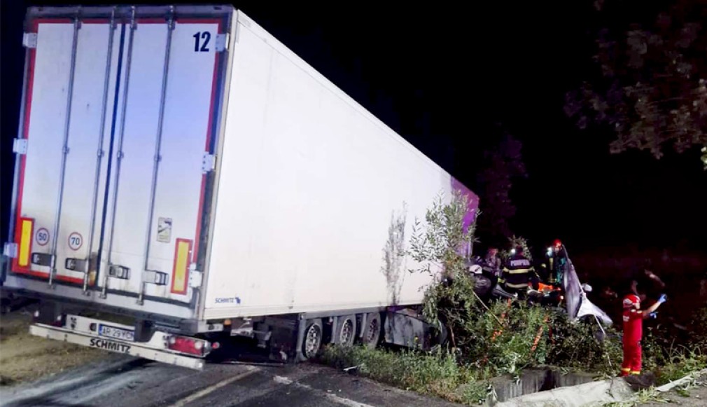 Sibiu. Un camion intrat pe contrasens a făcut praf o mașină. Șoferul și soția lui au murit, doi adolescenți au fost grav răniți