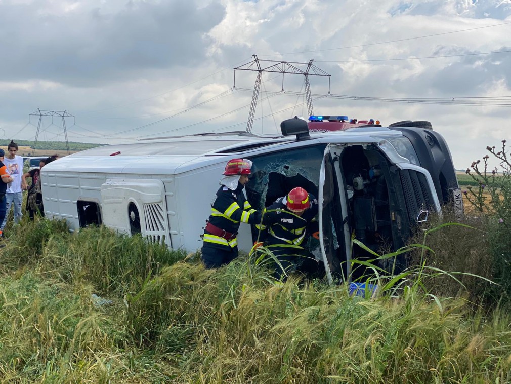 Microbuz cu 9 pasageri, implicat într-un accident la Cluj
