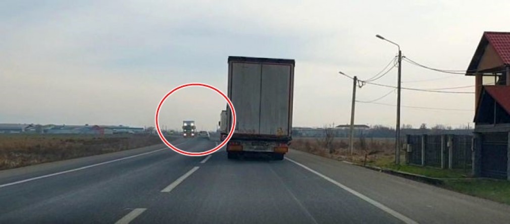 VIDEO. Un șofer aproape să fie strivit cu mașina între camioane pe o șosea din Timiș