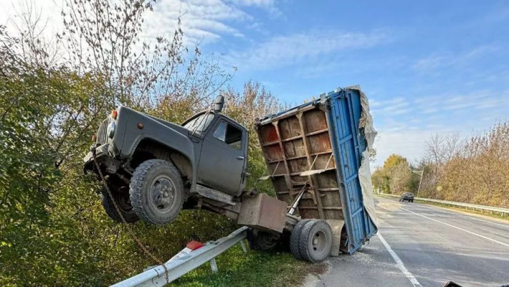 Un camion plin cu sfeclă s-a urcat pe parapet