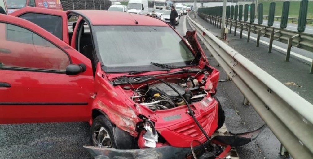 A1. Șoferiță, rănită grav după ce o Dacia Logan s-a ciocnit de un camion