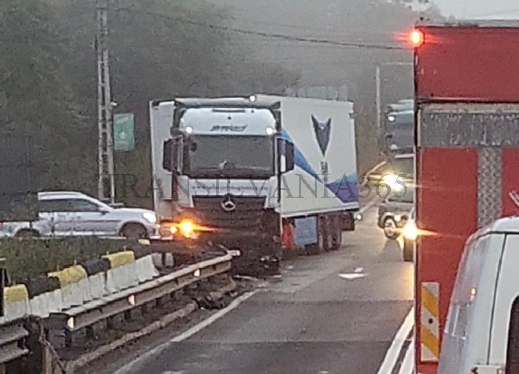 Două camioane implicate într-un accident la Predeal