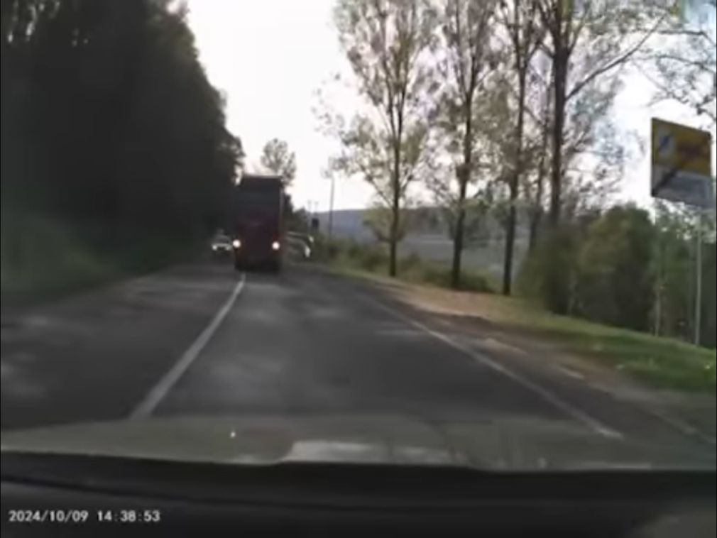 Accident evitat la milimetru după ce un camion depășește pe linie continuă