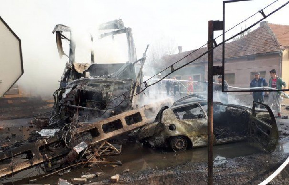 Accident dramatic: un TIR și  o mașină au ars complet