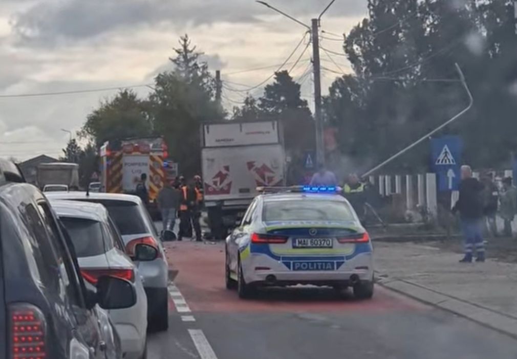 O tânără în stare gravă. Un camion și o autoutilitară s-au ciocnit