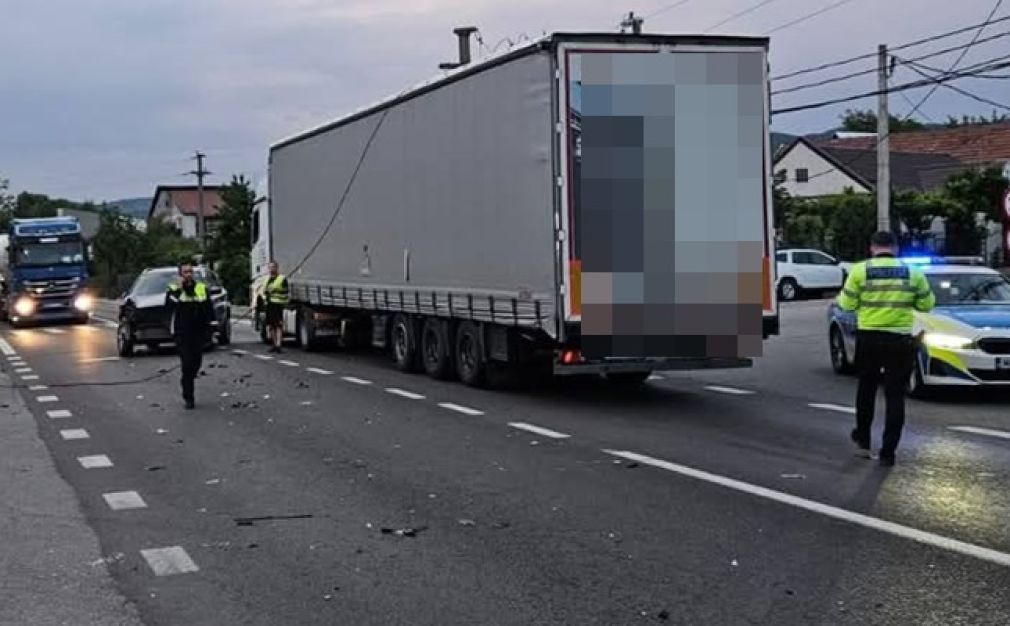 Un camion și o mașină s-au lovit violent și au ajuns într-un stâlp