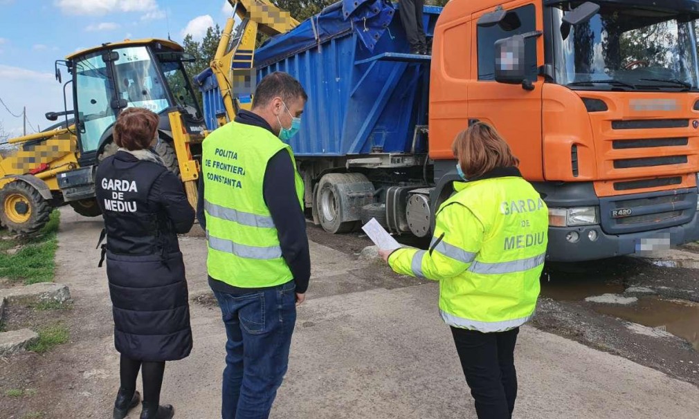 VIDEO: Camion cu deșeuri de sticlă spartă, descoperit la PTF Negru Vodă