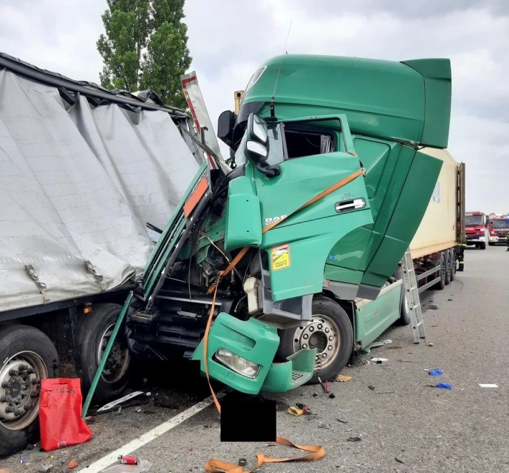 Un camion românesc a lovit alte 2 camioane în Ungaria. Pasagera a murit