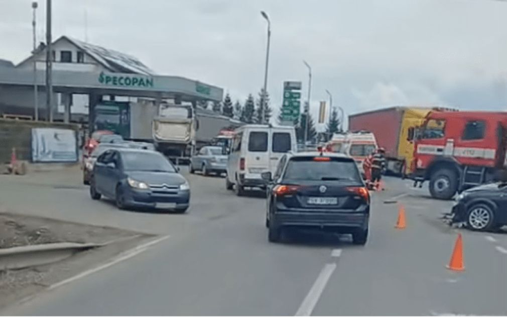 Un camion a lovit grav o ambulanță