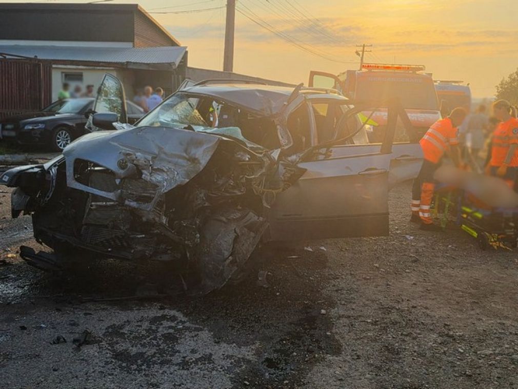Tânăr de 24 de ani mort într-un accident între un autoturism și un camion