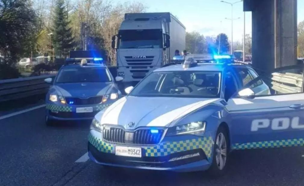 Șofer, erou în Italia. Și-a parcat camionul sub un pod de unde un tânăr amenința să sară