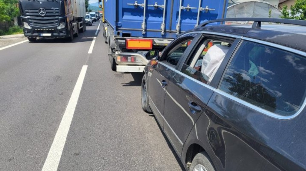 Accident cu un camion pe cel mai aglomerat drum al României