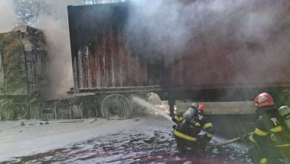 Un camion încărcat cu 2 tone de hârtie a luat foc pe DN 7