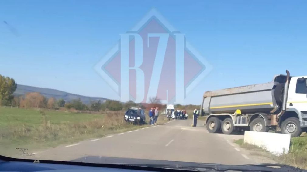 Un șofer de camion a virat fără semnalizare. A produs un accident