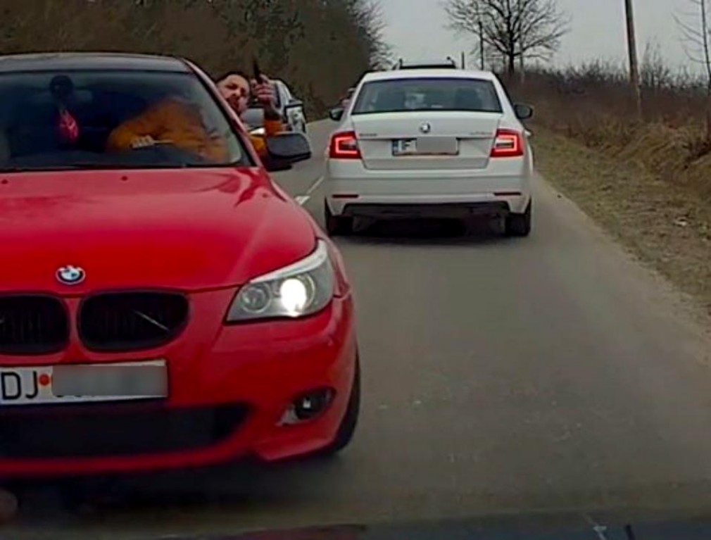 VIDEO. Șofer blocat în trafic și amenințat cu pistolul. Arma nu s-a găsit