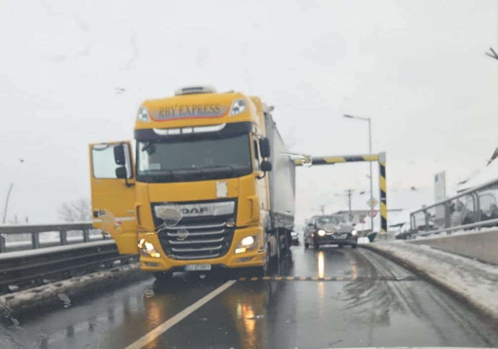Camion blocat sub limitatorul de înălțime din Sibiu