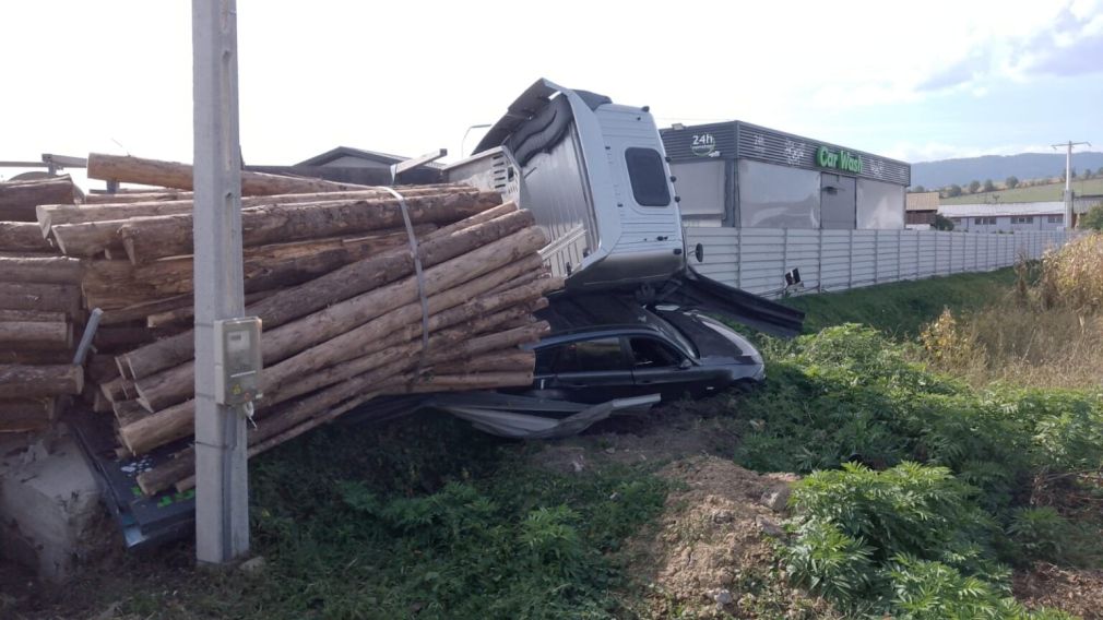 Un camion a lovit un gard și a căzut peste un autoturism