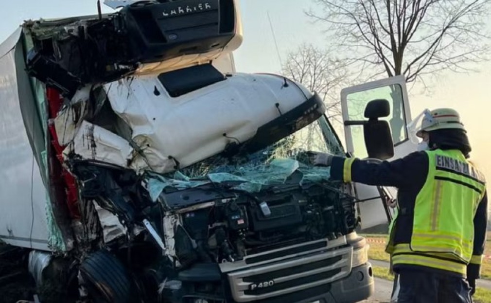 GERMANIA Un șofer român a scăpat camionul de sub control și s-a izbit de un copac