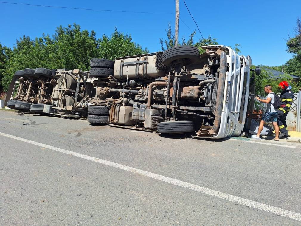 Camion cu cereale, răsturnat. Șoferul e grav rănit