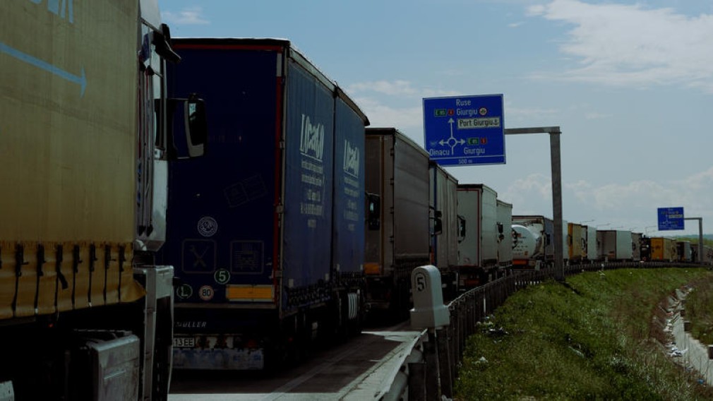VIDEO Patimile șoferilor de camion care așteaptă ore să treacă granița