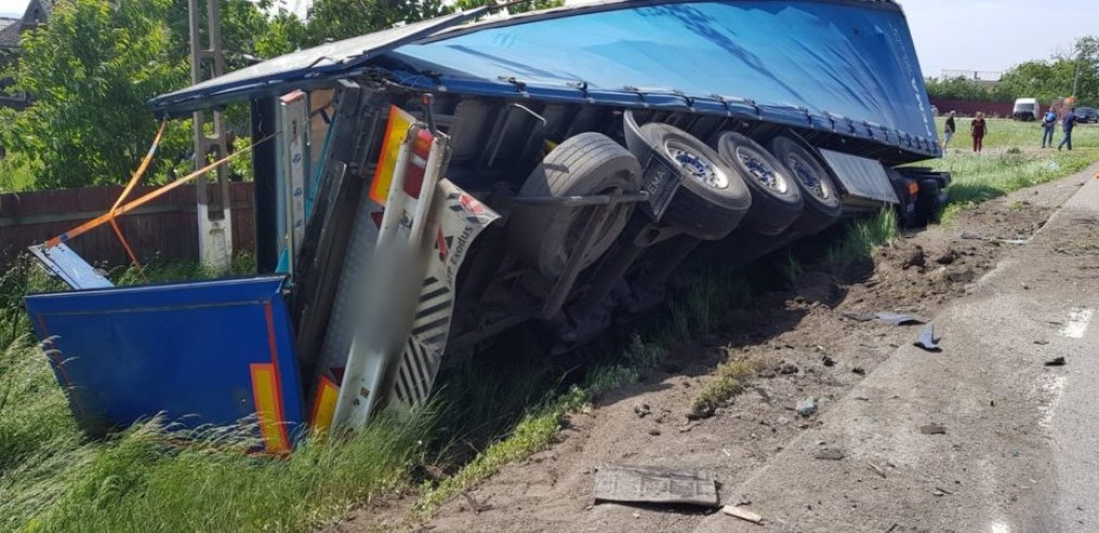 VIDEO: Șofer de TIR mort, după ce a acroșat un alt camion