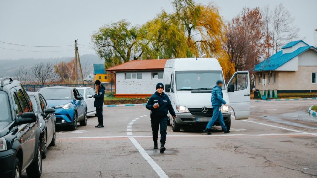 Șofer de microbuz, care se deplasa în România, înlăturat de la volan