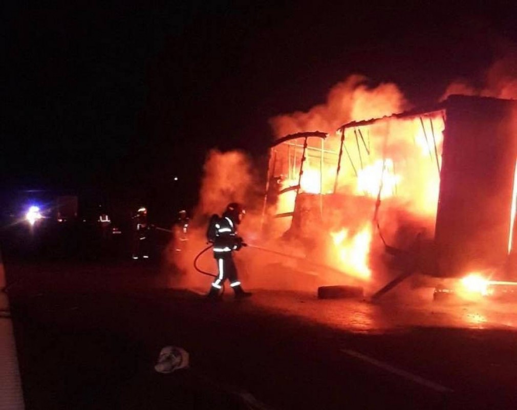 FOTO! Un camion cu bitum a luat foc pe autostradă