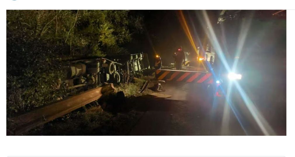 Camion cu fier beton, răsturnat. Traficul a fost oprit