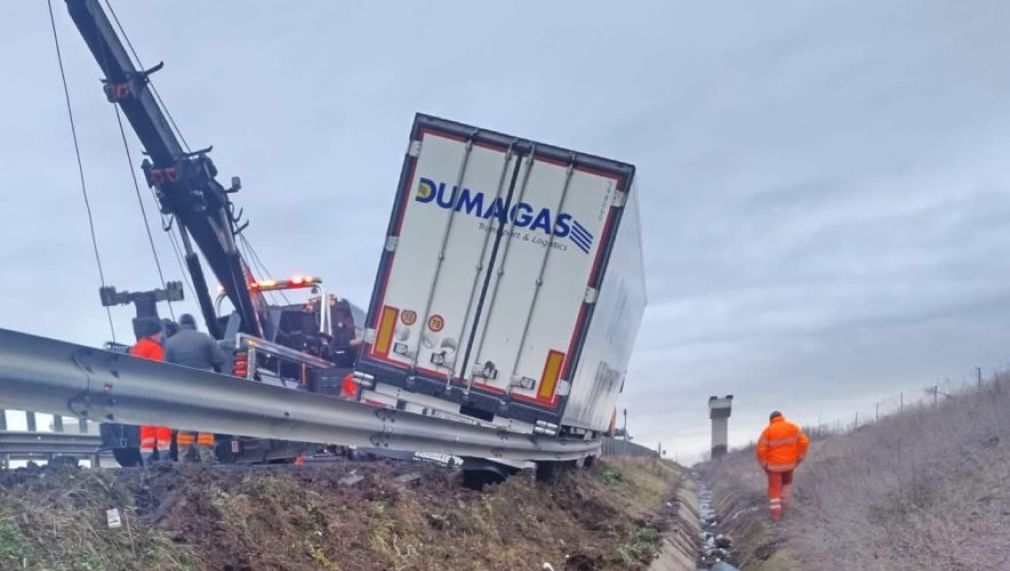 Banda de urgență și banda 1, închise pe Autostradă. Accident cu un camion