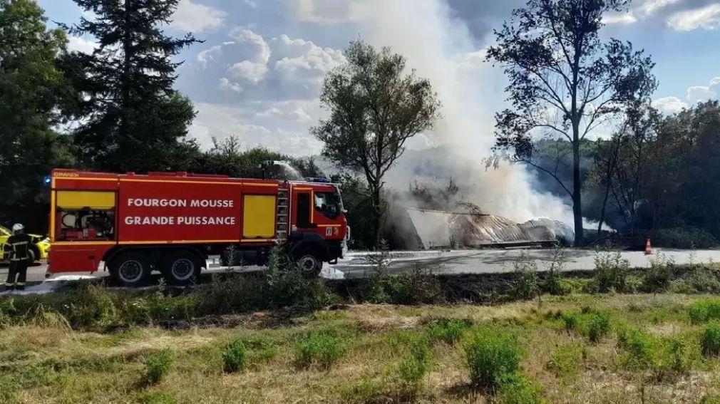 Un șofer român de camion a băut 2 sticle cu vin și a ajuns în șanț. A fost condamnat