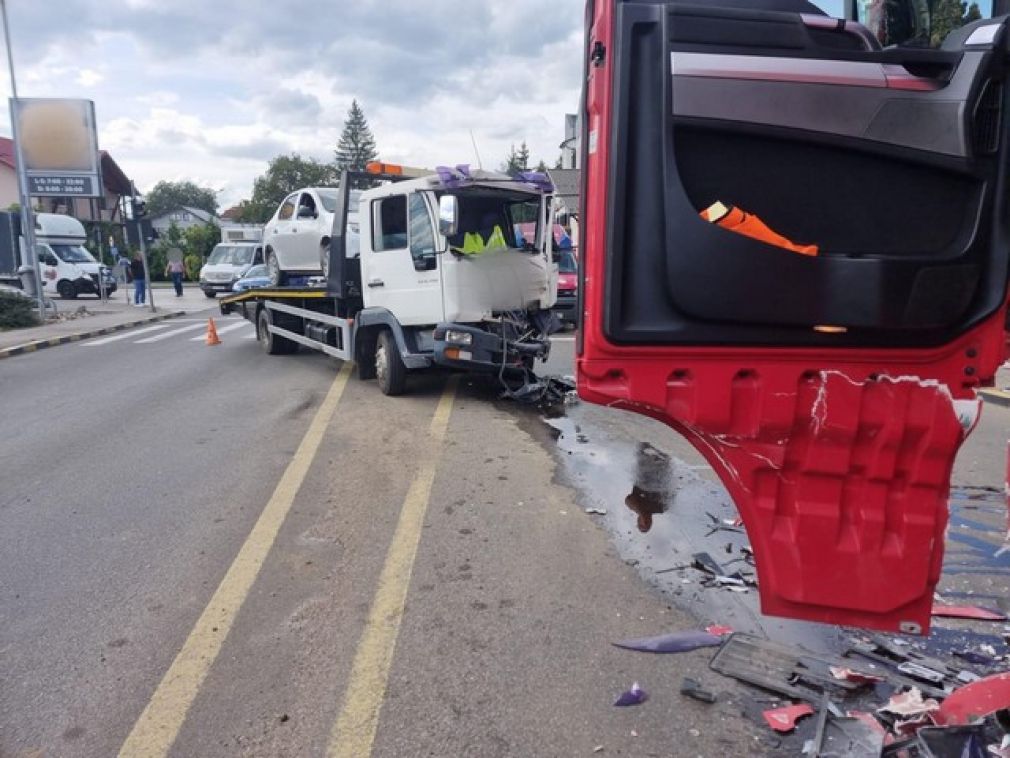 Un camion a „îndoit” o mașină-platfomă