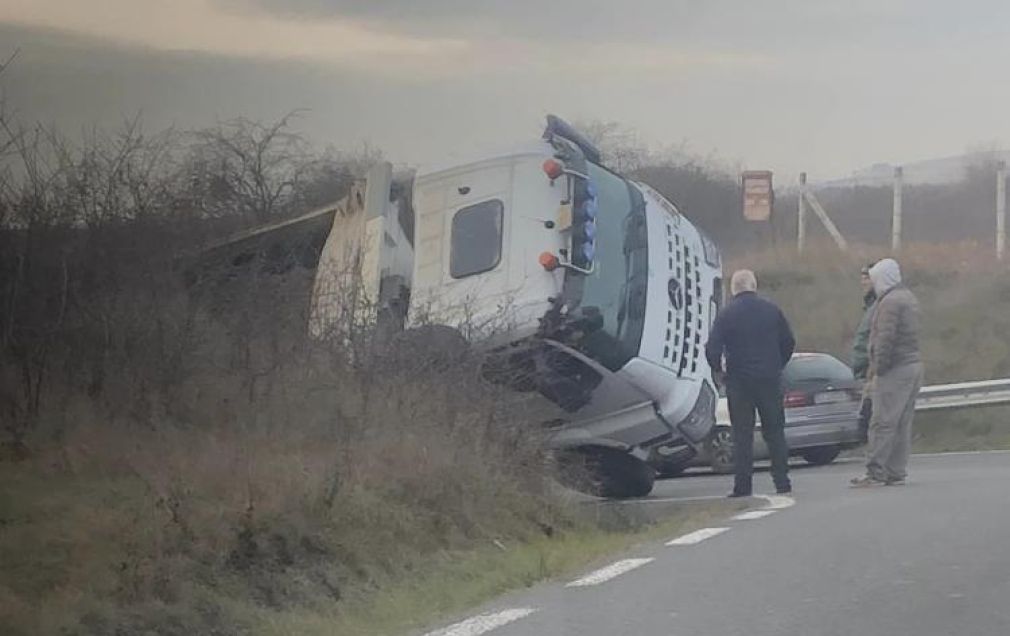 O basculantă s-a răsturnat într-o curbă