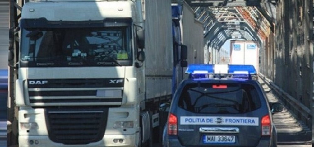 Șoferi români de CAMION, arestați în Italia după ce în remorca frigorifică s-au descoperit 8 imigranți înghețați