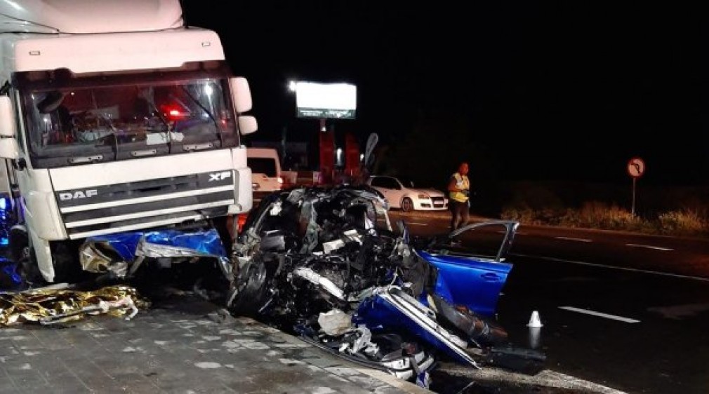 Trei tineri au murit pe loc după ce au intrat cu mașina într-un camion