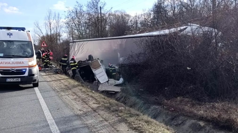 Un camion a intrat pe contrasens într-un microbuz de marfă. Sunt 3 morți