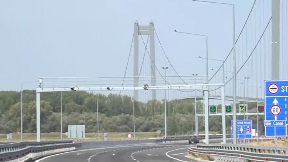 Noi gropi pe Podul de la Brăila. Poliția montează camere să nu îți rupi mașina