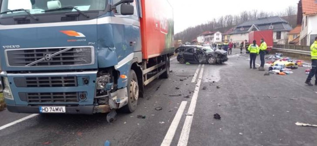 O femeie a decedat după ce un camion a lovit mașina în care se afla