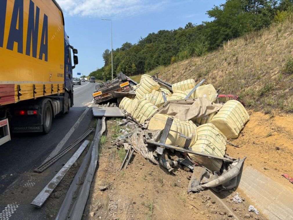 Un camion s-a răsturnat în afara drumului. A apărut și ambulanța