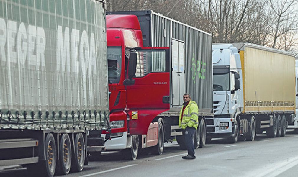 La fiecare 8 minute, un camion cu făină, pâine, sucuri, legume sau fructe a intrat în România