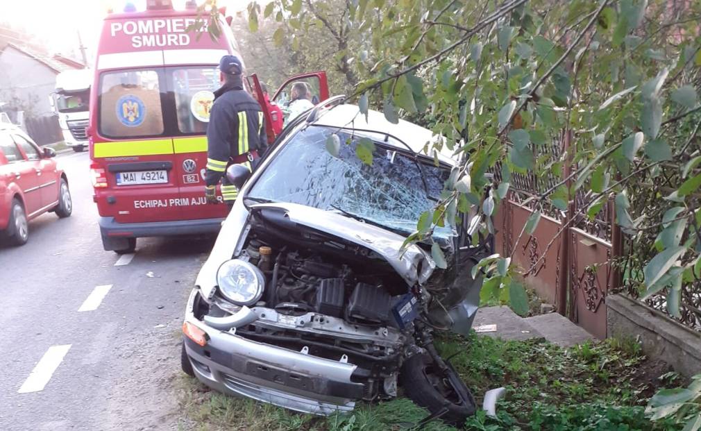 Șofer de 81 de ani, rănit după ce a fost lovit de un camion