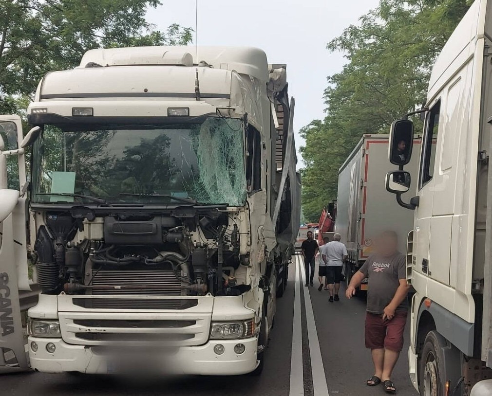 Două camioane s-au lovit pe Drumul Național 7