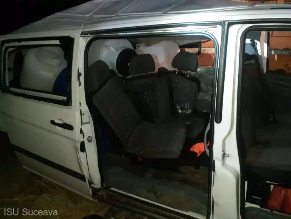 Patru persoane rănite după coliziunea dintre un tren şi o autoutilitară