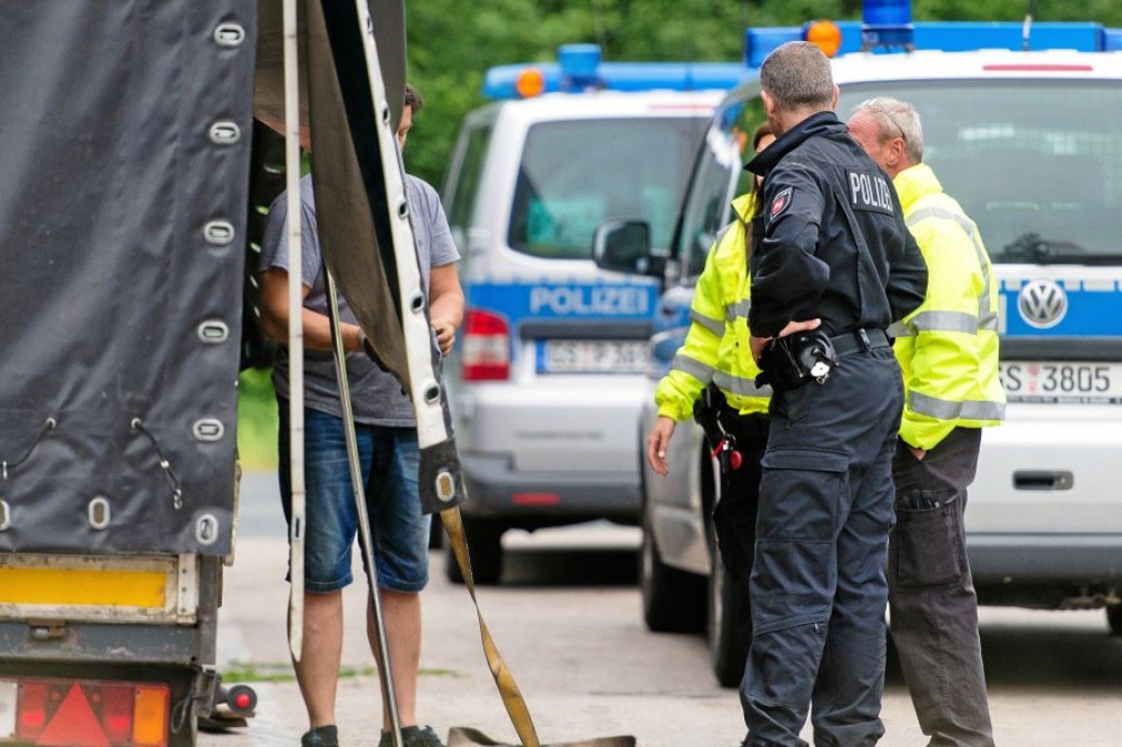 Șofer român de camion, arestat în Germania cu migranți ascunși în remorcă