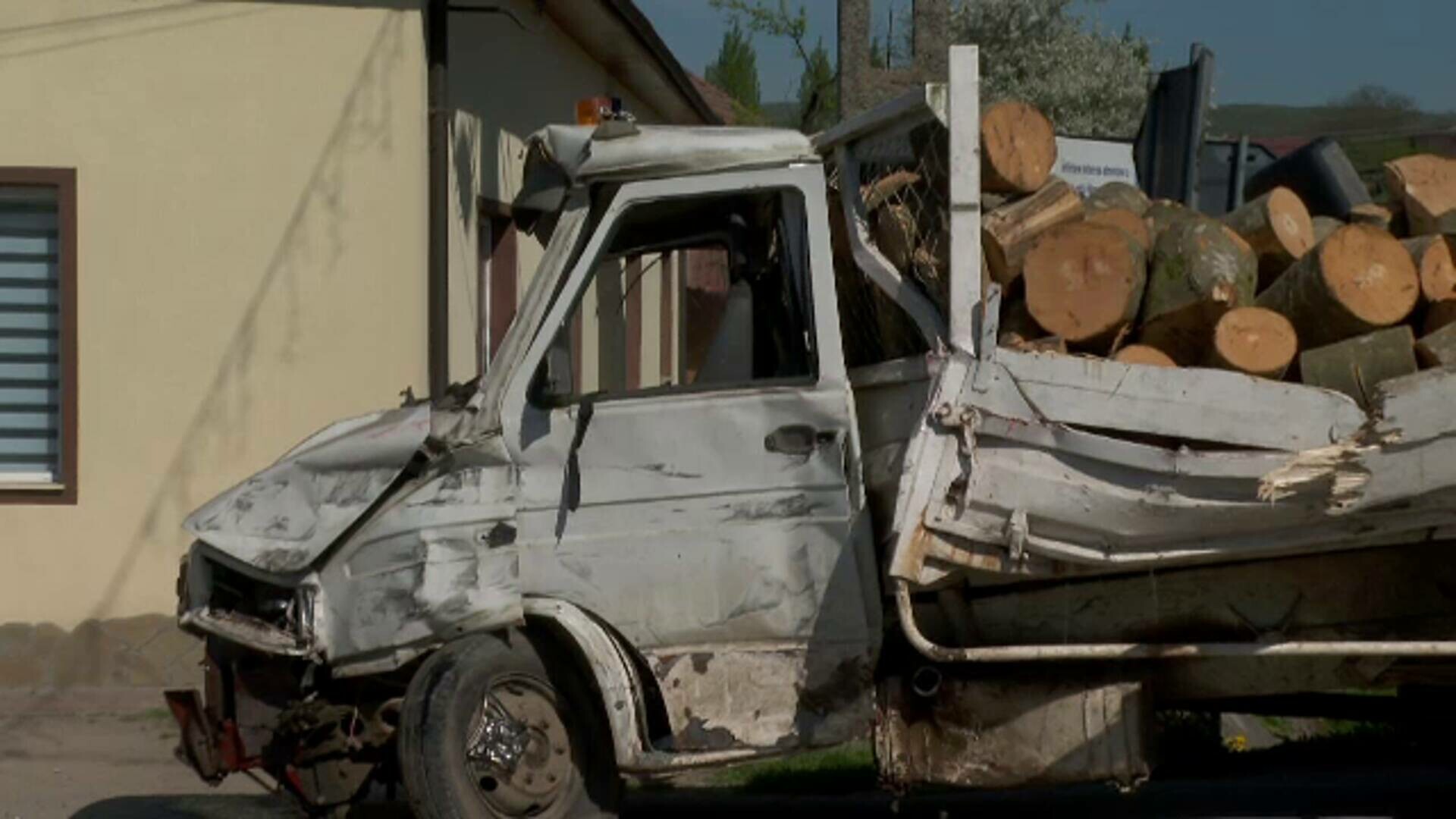 Doi tineri au ajuns la spital, după ce camioneta lor s-a izbit de o autocisternă