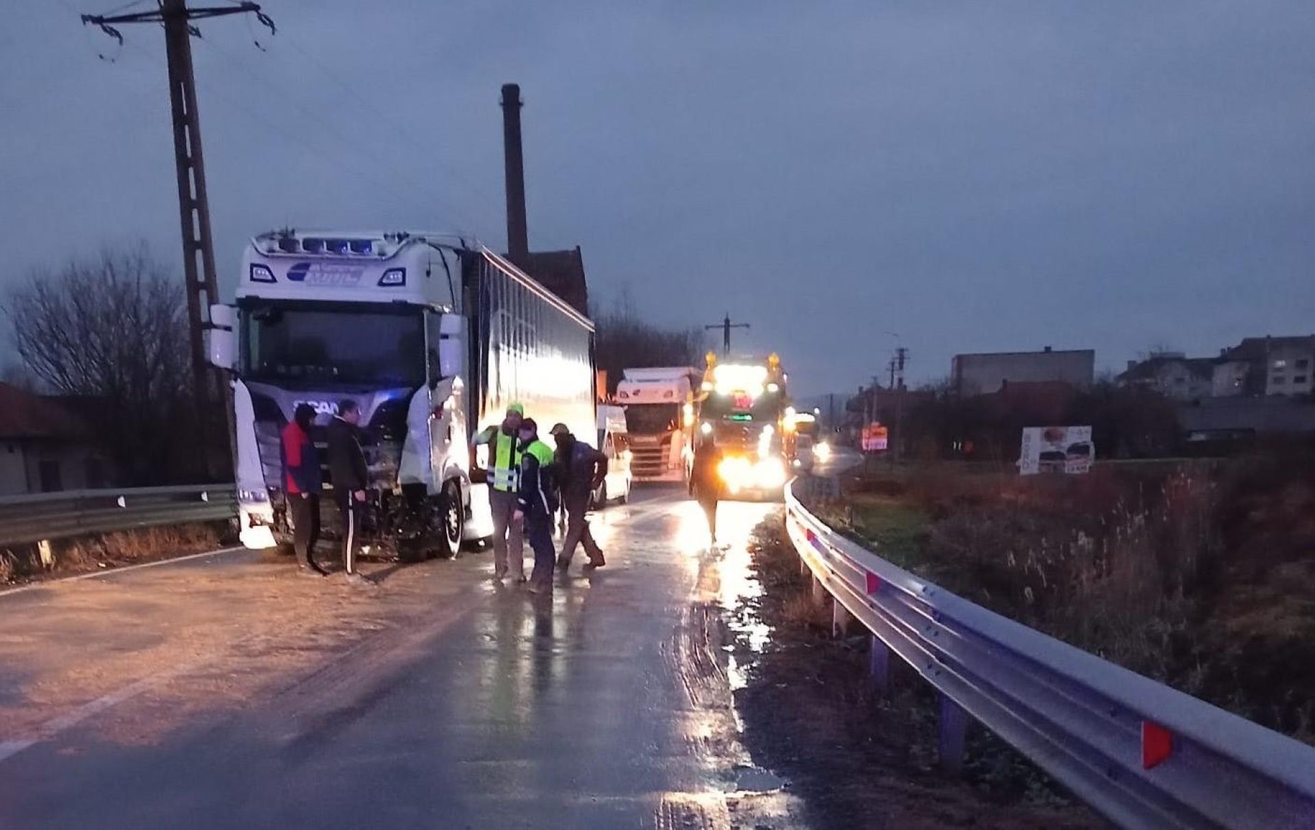 Un autoturism, o autoutilitară și un camion s-au ciocnit. Este un mort