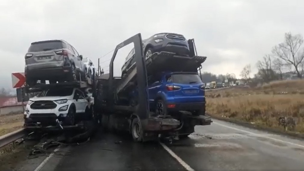 VIDEO Două camioane, care transportau mașini, s-au ciocnit