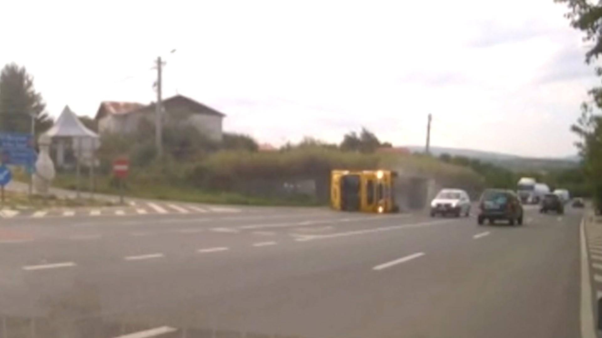 VIDEO Un camion a intrat în balans și s-a răsturnat