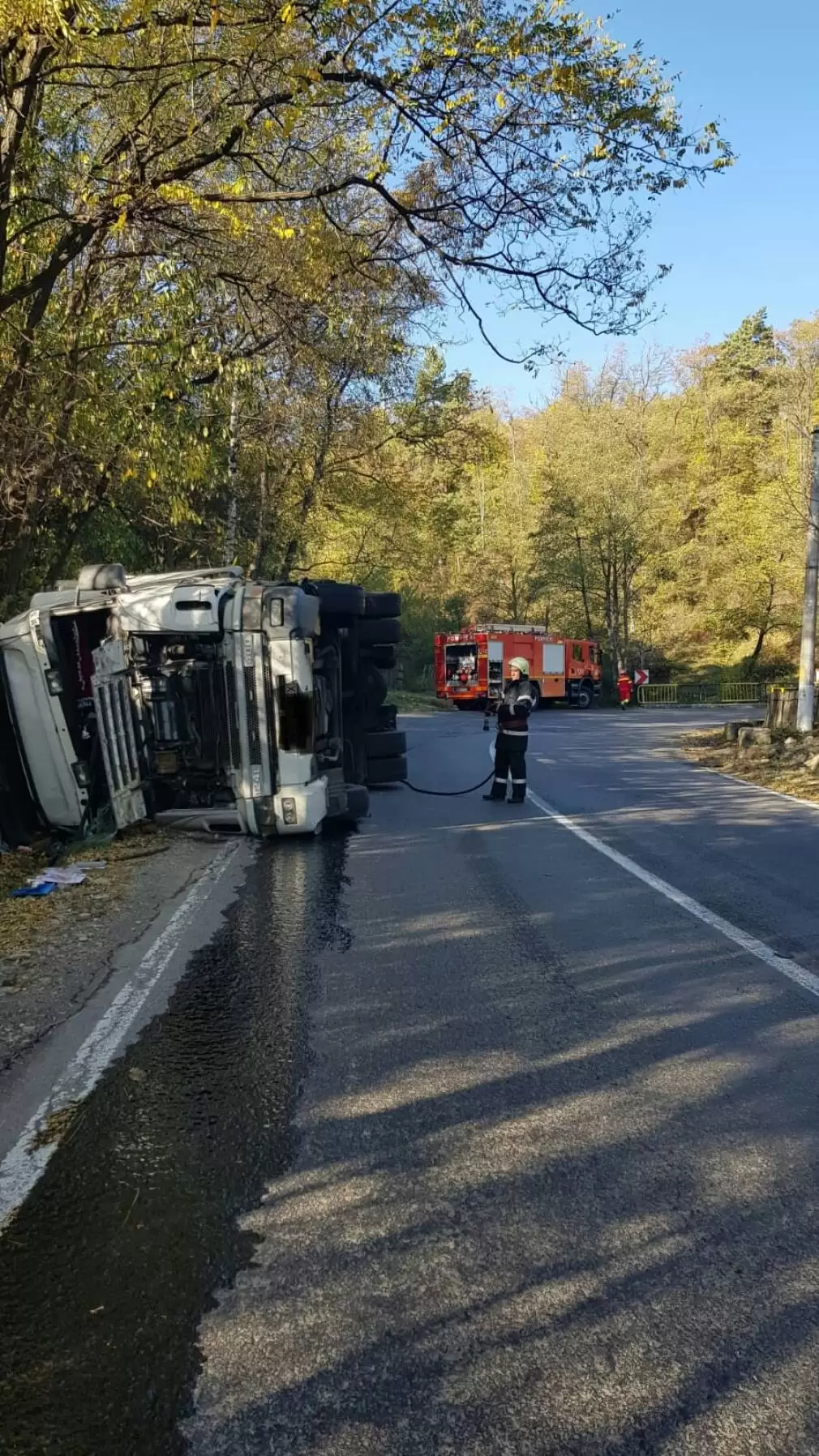 Camion răsturnat pe carosabil
