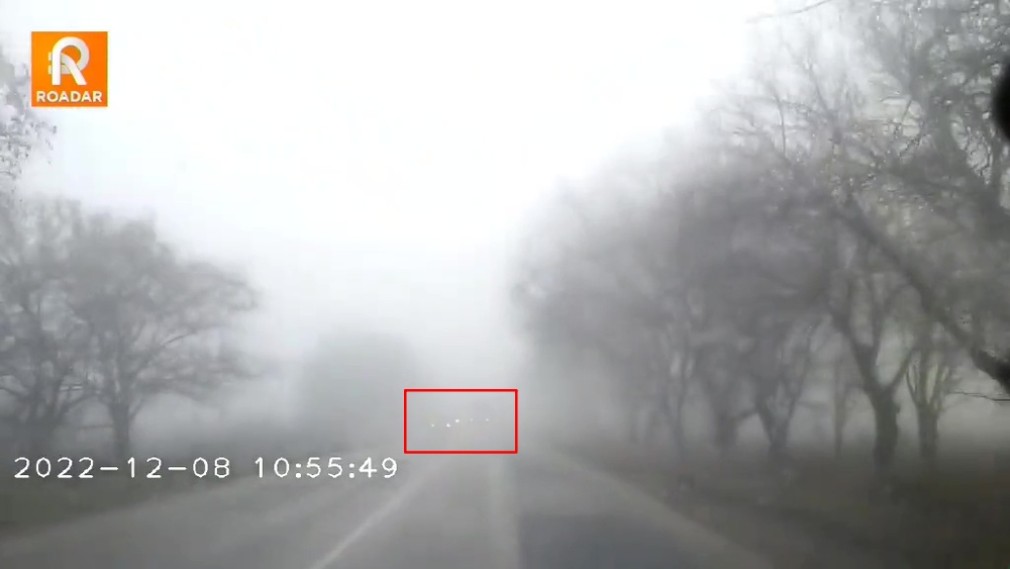 VIDEO Un şofer de camion s-a angajat într-o depăşire inconștientă pe timp de ceaţă